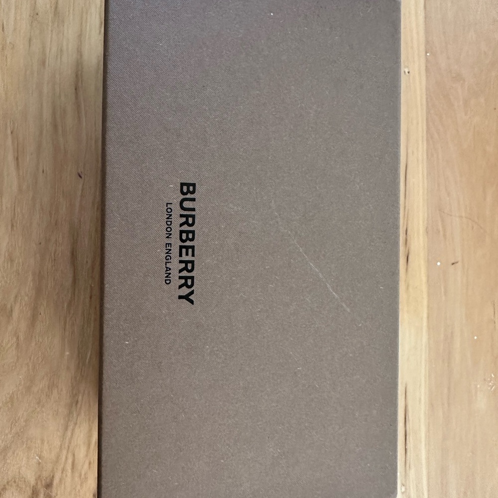 NWT- Burberry Hayden BE4394 Black Sunglasses with Tan Case - Picture 8 of 13